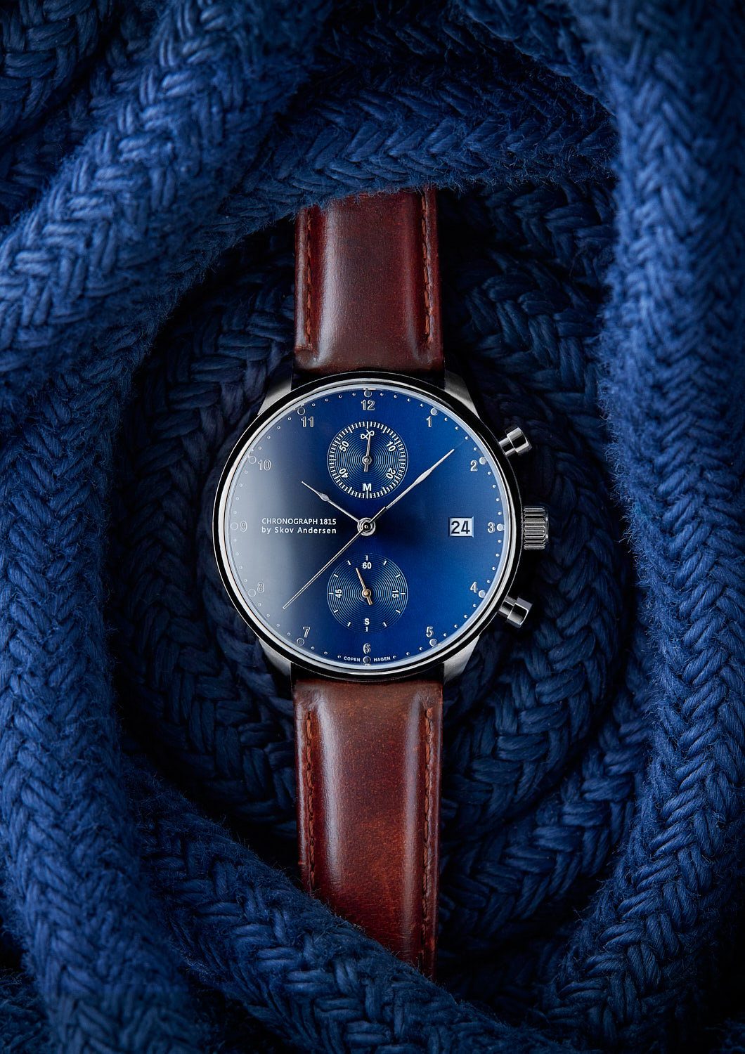 Produktfoto af blåt armbåndsur på blåt reb