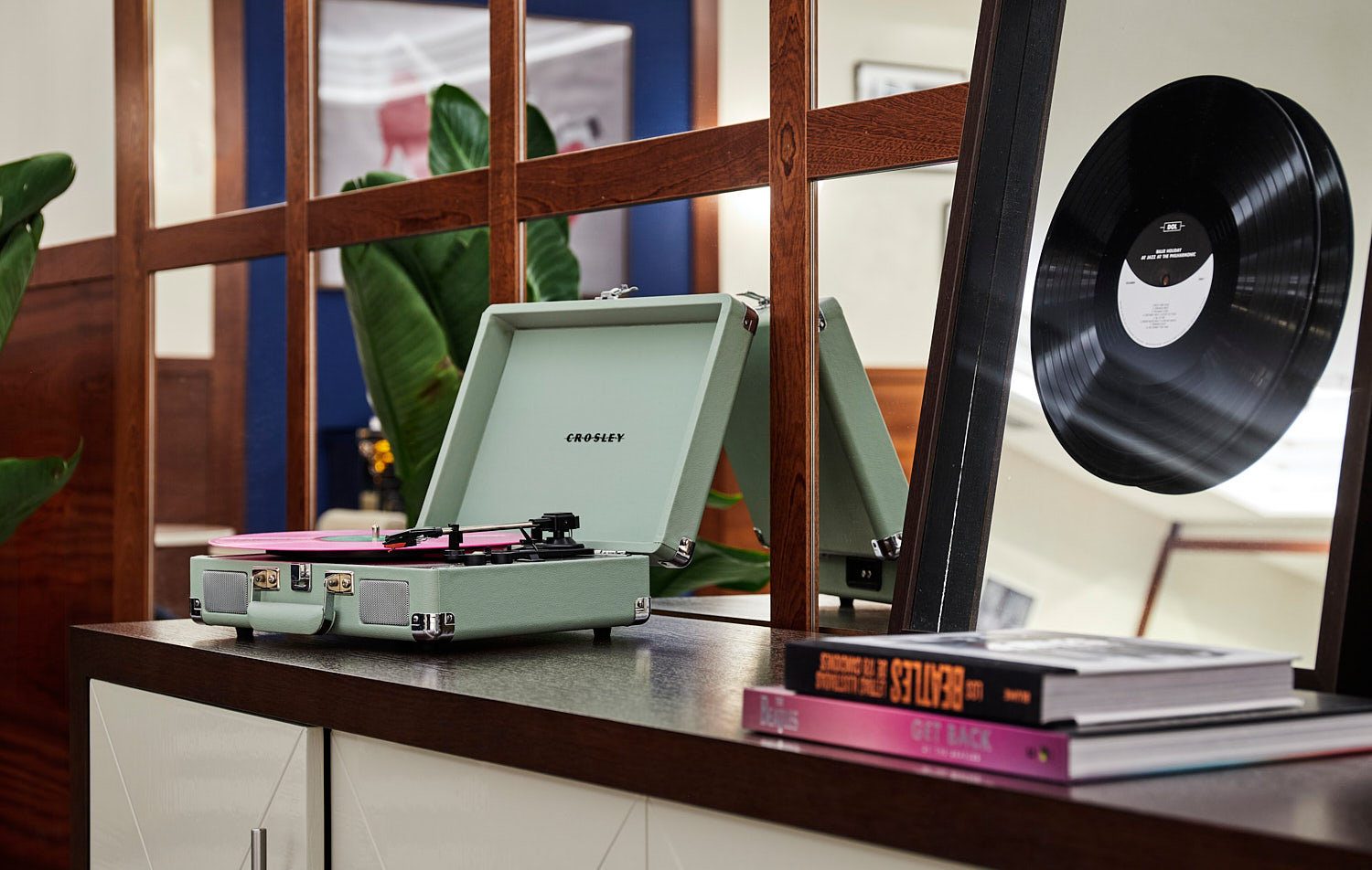 Pladespiller og vinylplade på en reol